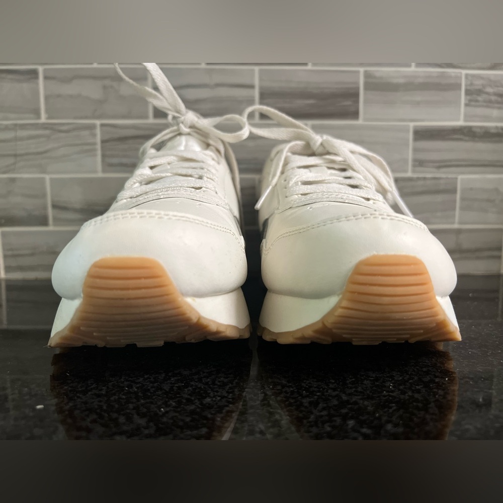 Woman’s Reebok - Picture 2 of 6